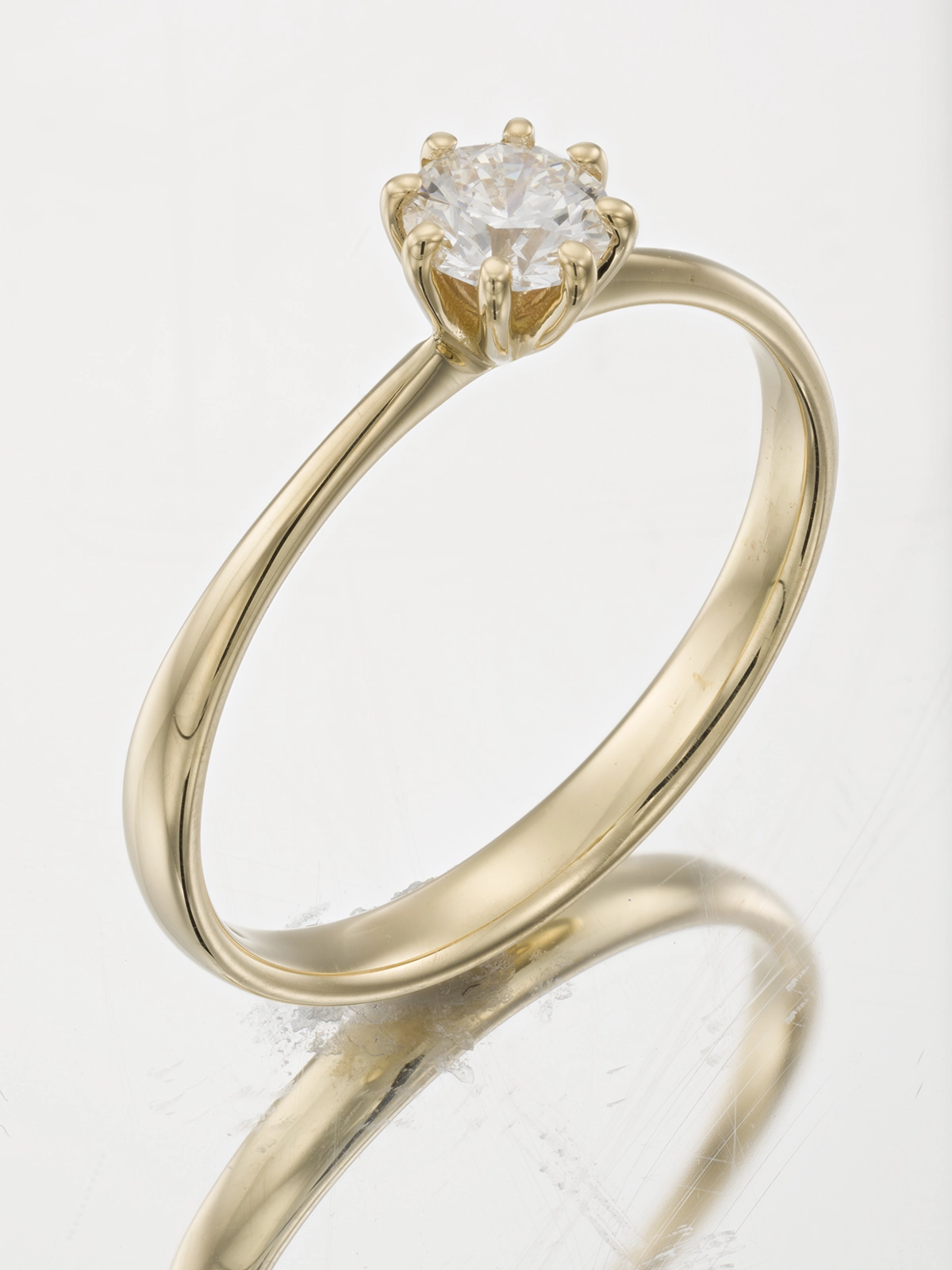 High-end jewelry photo editing showing intricate gold texture and sparkle enhancementn