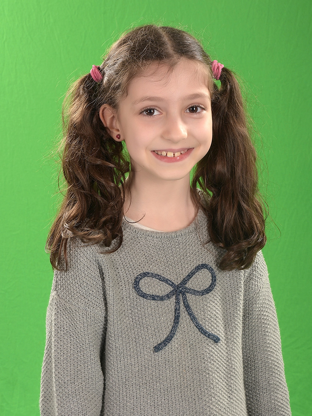 High-school girl portrait retouching with natural skin smoothing and brightness adjustment services.